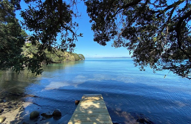 ‘BAYHAVEN’ on the waters edge at beautiful McKenzie Bay, Whangarei Heads