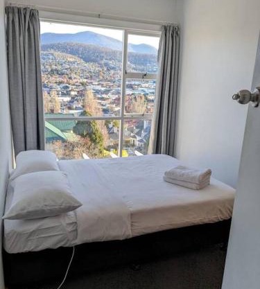 Bayley 2 - Walk to city from 2 bedroom apartment with city and mountain views