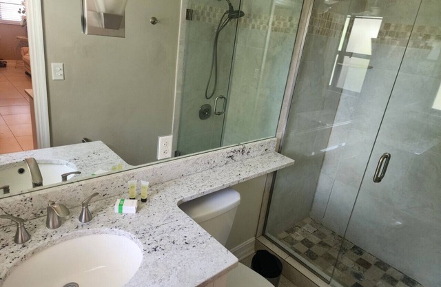 Dos habitaciones junto a la piscina en Bayshore Arts District