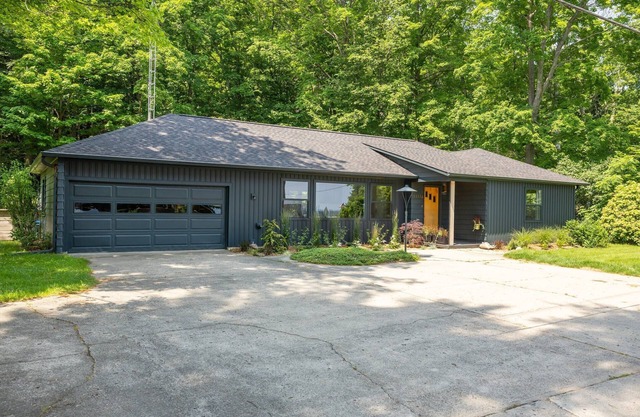 Bayside Bungalow: West Bay Views Minutes to TC