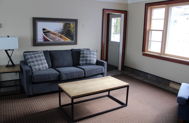 Bayside Cottage - 5 BR Lakeside House - Severn Bridge