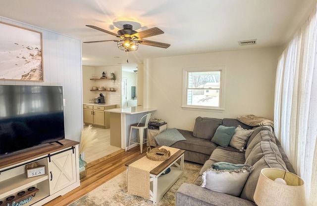 Bayside, Cozy, Updated 2BR 1.5B, Lg deck/priv yd, Outdoor dining, Bikes Incl