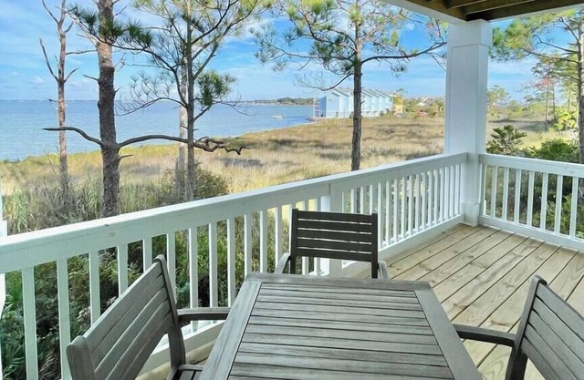 Bayside Days: Bay Views, Pool, Beach, & 2 Kayaks!