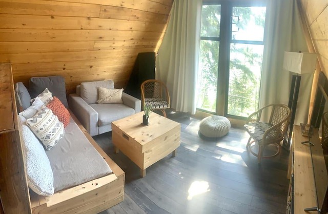 Bayside Estate - Semi-Waterfront - Shuswap Vacations & Sledding Accommodation