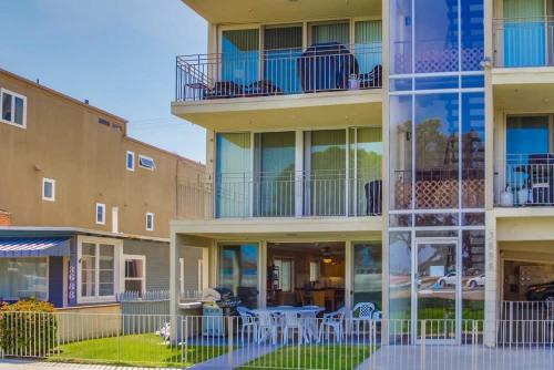 Bayside Gem - Beachfront - Vibrant - Ocean Breeze