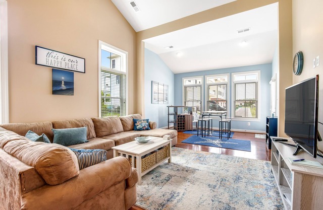 Bayside Resort Home w/ Shared Pool, High-Speed WiFi, Central AC, & Washer/Dryer