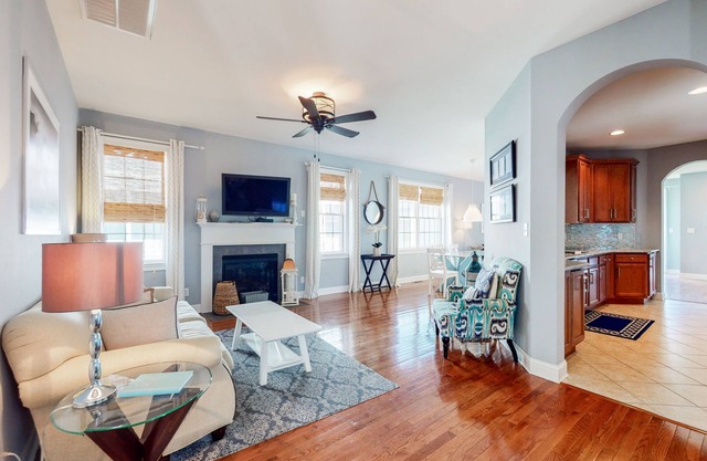 Bayside Resort house w/ basketball court, tennis court, shared sauna & WiFi
