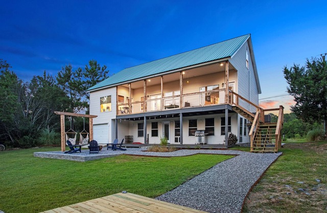 Bayside Retreat - 2250 sq ft Bay House w/dock, fire pit, & tons of amenities