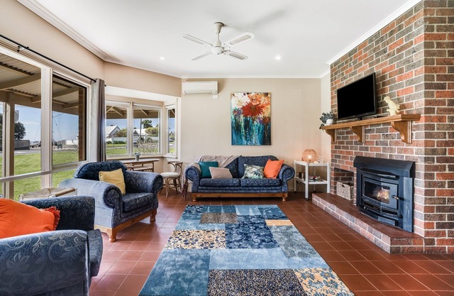 Bayside walks and local beach access, in the heart of the Bellarine and wineries