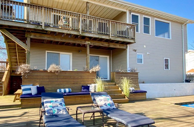 Bayview Getaway with Hot Tub & NYC Skyline View | 2 Min Walk to Beach