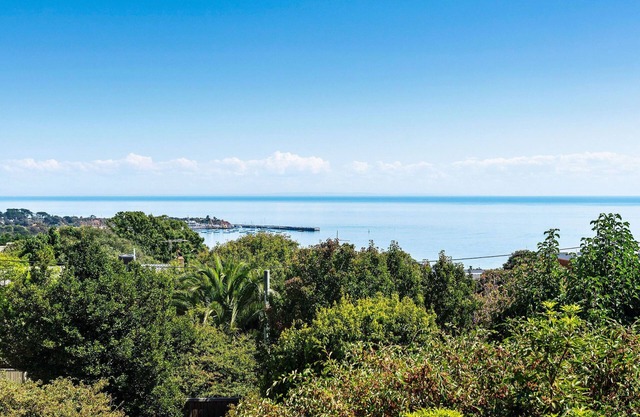 Bayview Luxury | Main St & Beach | Cosy Fireplace