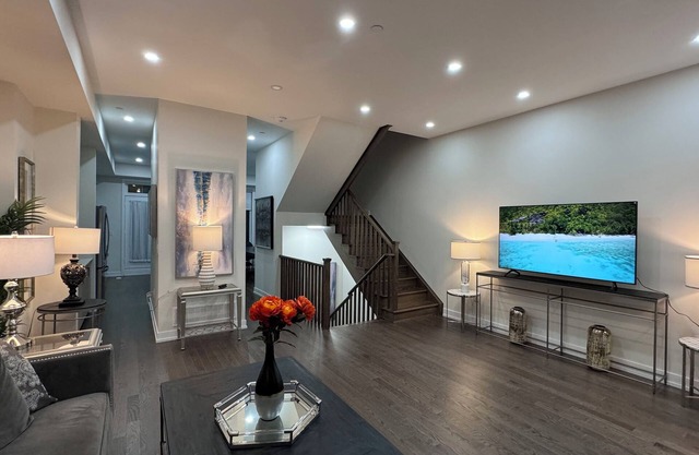 Bayview Luxury Stay | 8 Beds for 16 Guests | Richmond Hill Townhouse