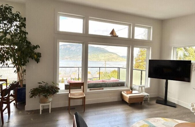 Bayview Retreat 4 bd walk to Cowichan bay village