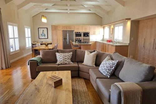 BayView Sunset Villa on Thessen!