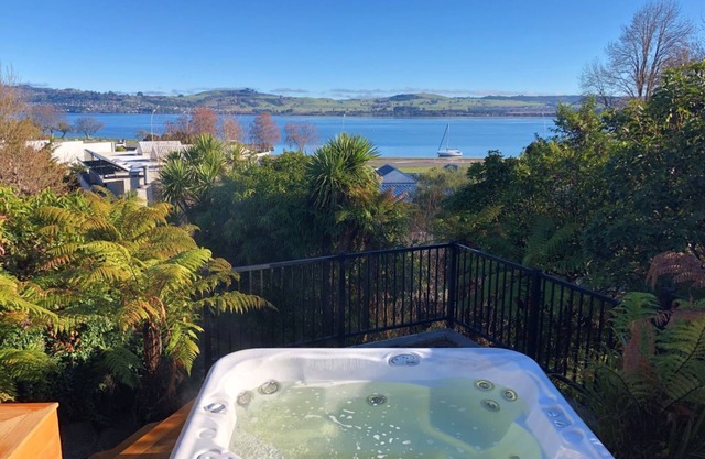 Bayview Taupo - Spa Pool and Views