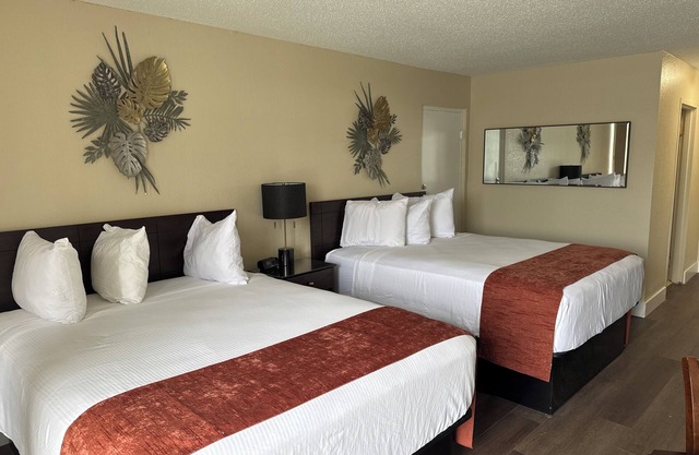 Bayview Waterfront Room, Heated Pool, Tiki Bar & Grill !