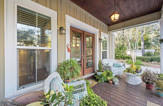 Baywacker's cozy Guest House can be rented in addition to the main home.