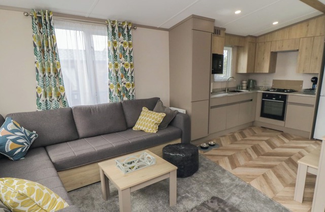 BAYWOOD VIEW, pet friendly, with hot tub in Rillington