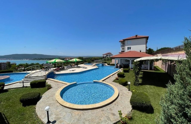 Apartamento con piscina, vista al mar, 1/2 piso, amplio balcón
