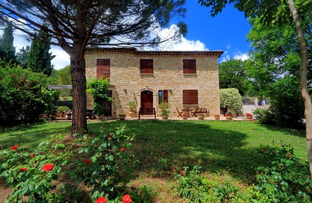 Elegante villa con piscina privada y jardín amurallado