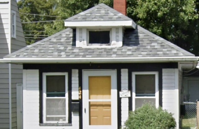 Be our guest at this cozy 1928 tiny home located in a beautiful small town.