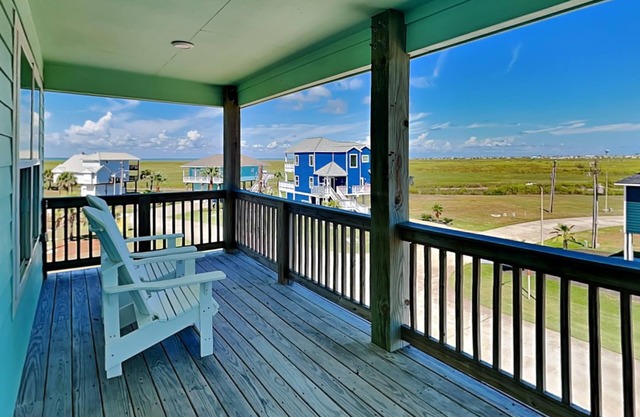 Beach and Bay View | Access to Beach & Community Pool!