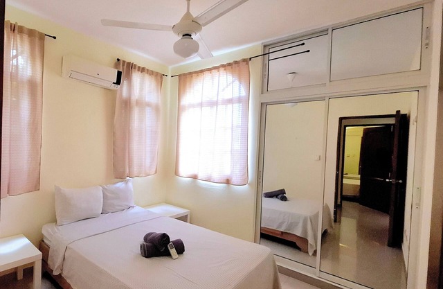 Beach Apartment With Pool - Costambar