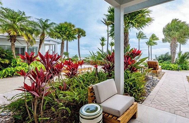 Beach Bliss, Just Steps to the Ocean! Outdoor Pool, Near Coral Bay Marina