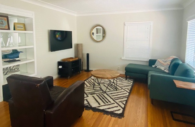 Beach bungalow-5 min to beach, shops, restaurants!