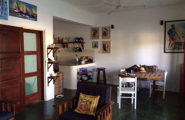 Bungalow de playa en una pequeña y tranquila ciudad de playa en el tercer mundo