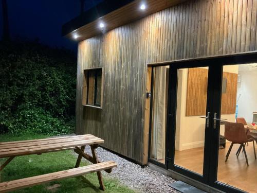 Beach Cabin Holiday Home - 5 min drive to Ballymaloe Cookery School & 10 mins walk to Garryvoe Hotel & 4 min walk to Ardnahinch Beach, Eircode P25KN53