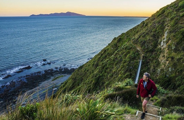 Beach, Cafes, Golf, Sun & Privacy at Paraparaumu Beachside Studio w sea view