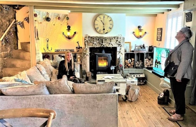Beach cottage + patio & parking, 2 minutes walk to beach!