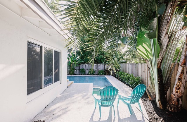 Beach Court, Spacious, modern 3 bedroom - pool home.