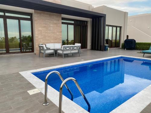 Beach front 2-bedroom villa Privat pool