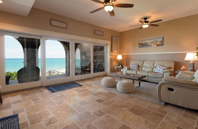 Condominio frente a la playa con impresionantes vistas del agua!