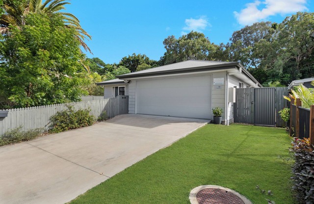 Beach Front, Modern & Spacious, Securely Fenced for Kids & Pets