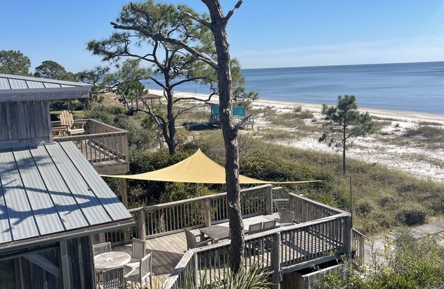 Una playa frente a la playa con muelle, piscina y cancha de tenis - "Old Salt"
