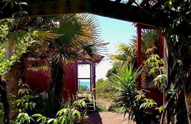 MAR: relájese en la terraza, camine hasta la playa o en tiendas y restaurantes locales