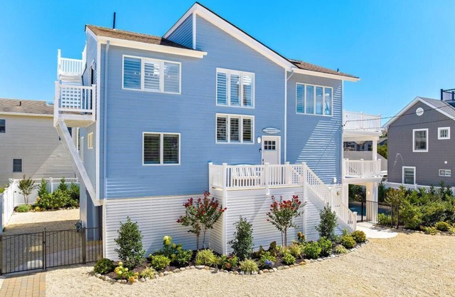 Beach Haven Park 4 Bed, 3.5 Bath Reverse Living, Beach Block, Heated Pool