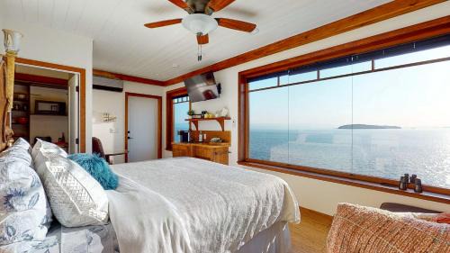 Beach Hideaway Sea to Sky Loft
