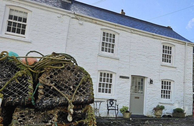 Beach Hill Cottage - a cottage that sleeps 4 guests in 2 bedrooms