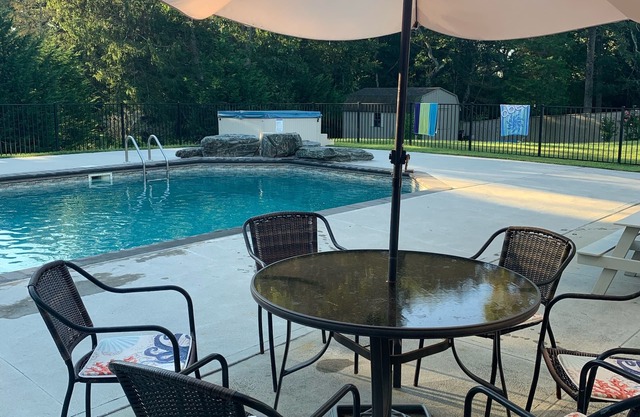 Parque como entorno con piscina privada y jacuzzi, a minutos de las playas del área