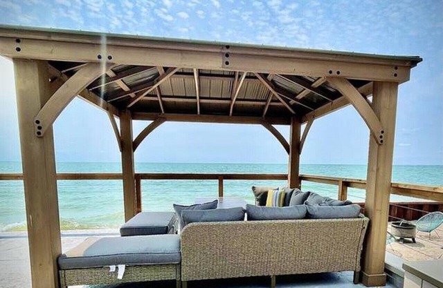 Beach, Hot Tub, Kayaks, Sunsets and Moon lit Lakehouse!