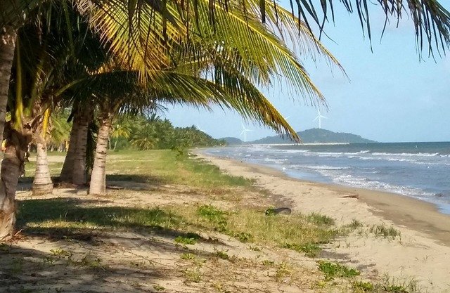 Casa de playa al otro lado de la calle de la playa.