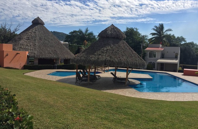 Casa de playa en Manzanillo con piscina y cancha de tenis con aire acondicionado.