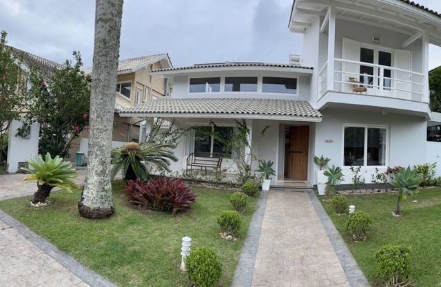 Jurerê Internacional beach house 5 suites 150m from the sea