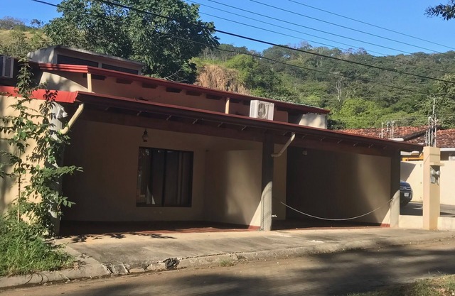 Casa de playa ubicada en la bonita zona turística. Fácil acceso a muchas playas