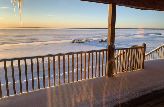 Hermosa cabaña con playa de arena en el lago Michigan.