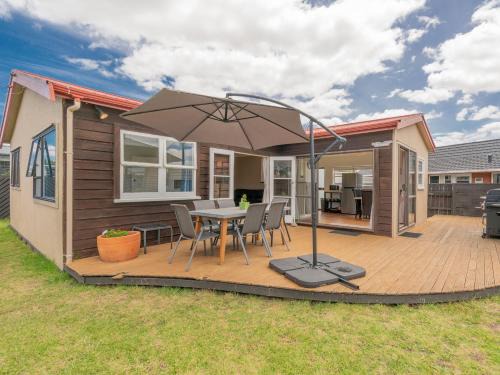 Beach House on Hetherington - Whangamata Home